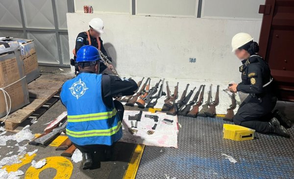 Decomisan 28 armas ingresadas ilegalmente en encomiendas en puerto de Izabal
