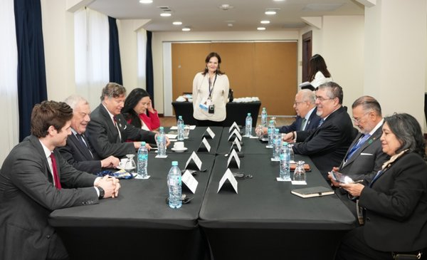 Bernardo Arévalo y subsecretario de Estado de EE. UU. revisan agenda bilateral en Costa Rica