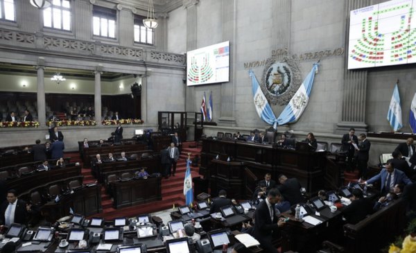 13 viajes de diputados en abril costaron más de Q261 mil en viáticos