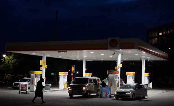 Trump propone suspender impuesto a la gasolina por crisis con Irán