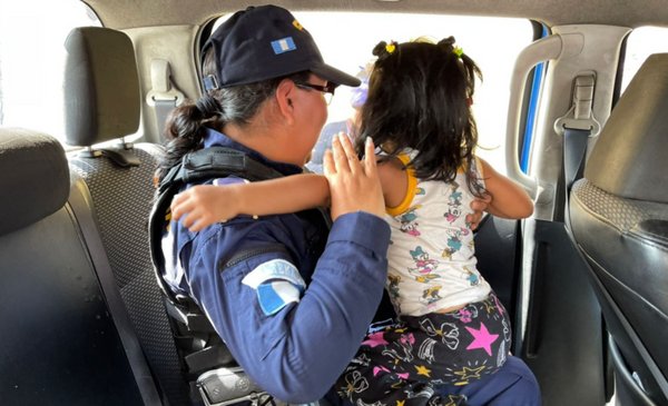 Rescatan sana y salva a niña de 3 años en Sacatepéquez y capturan a secuestradora