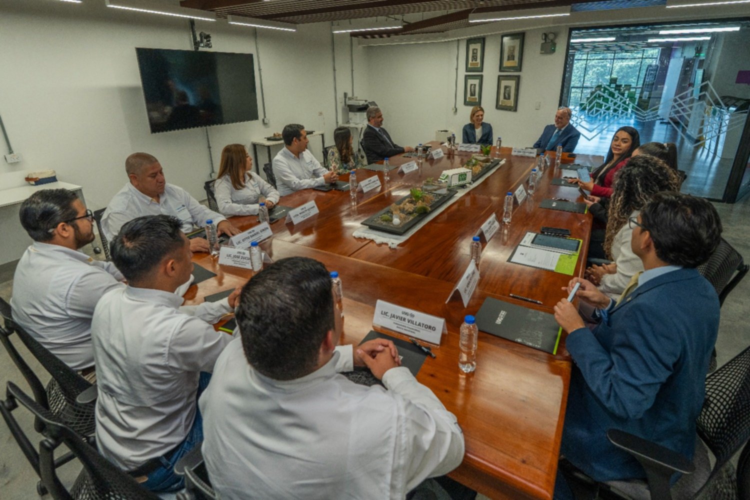 Fundación Bi recibe certificación de la UVG por programa financiero