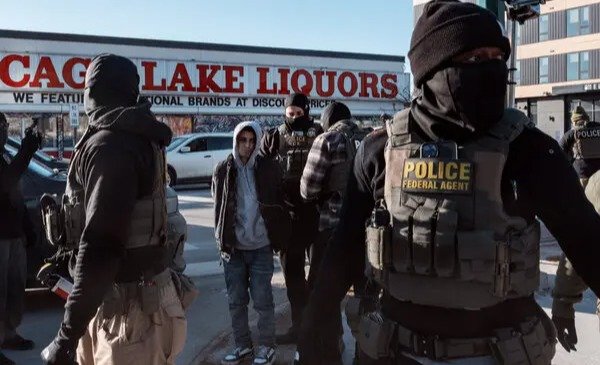 Detienen en Texas al agente de ICE acusado de disparar en Minneapolis
