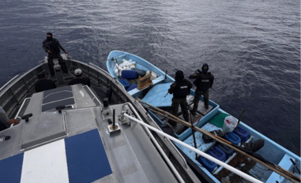 Fuerzas de seguridad interceptan embarcación con 800 paquetes de droga