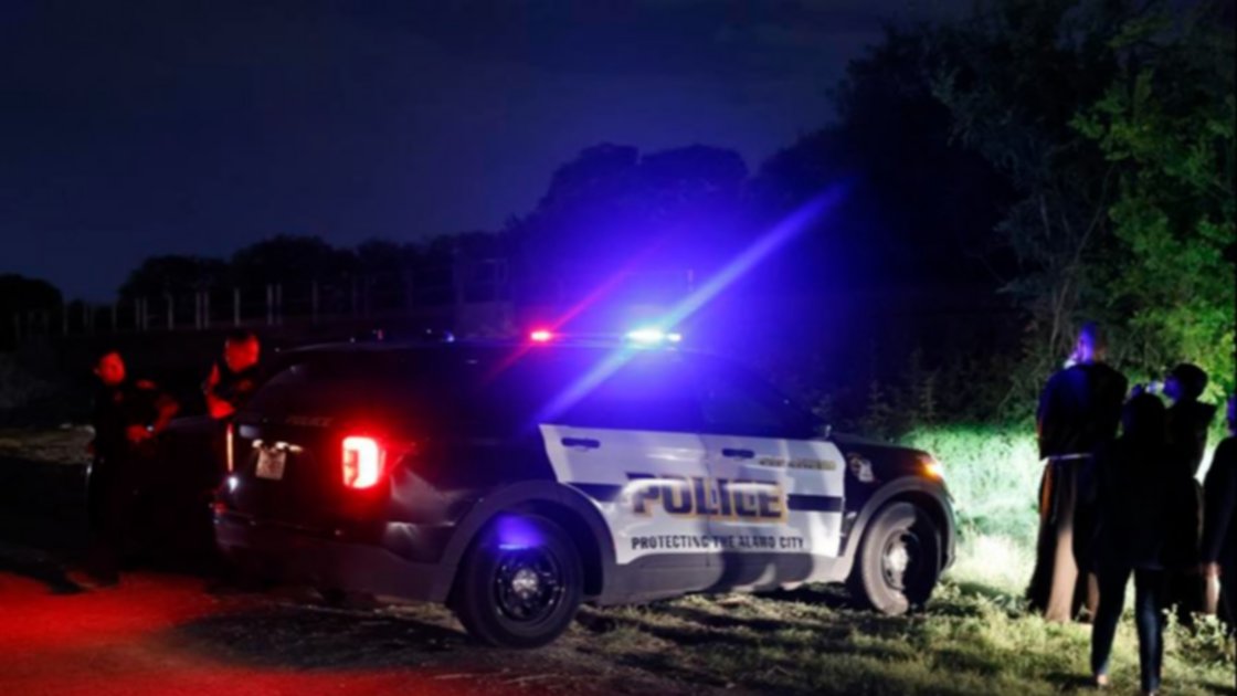 Vista de la Policía investigando el hallazgo de un camión con inmigrantes muertos, en la madrugada del 28 de junio de 2022, en San Antonio, Texas. Foto: EFE