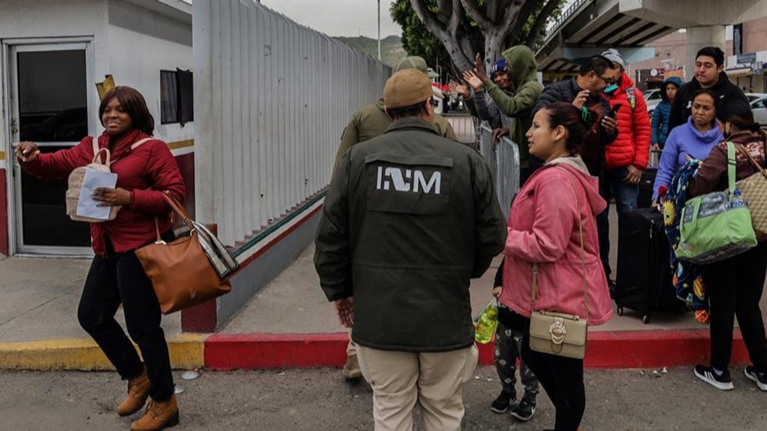 Grupos de personas migrantes hacen fila para cruzar a Estados Unidos y continuar con su proceso de asilo a través de la garita internacional del Chaparral en Tijuana, Baja California (México). EFE