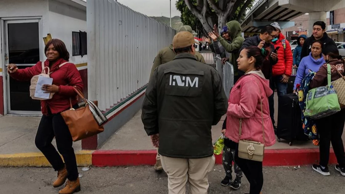 Grupos de personas migrantes hacen fila para cruzar a Estados Unidos y continuar con su proceso de asilo a través de la garita internacional del Chaparral en Tijuana, Baja California (México). EFE