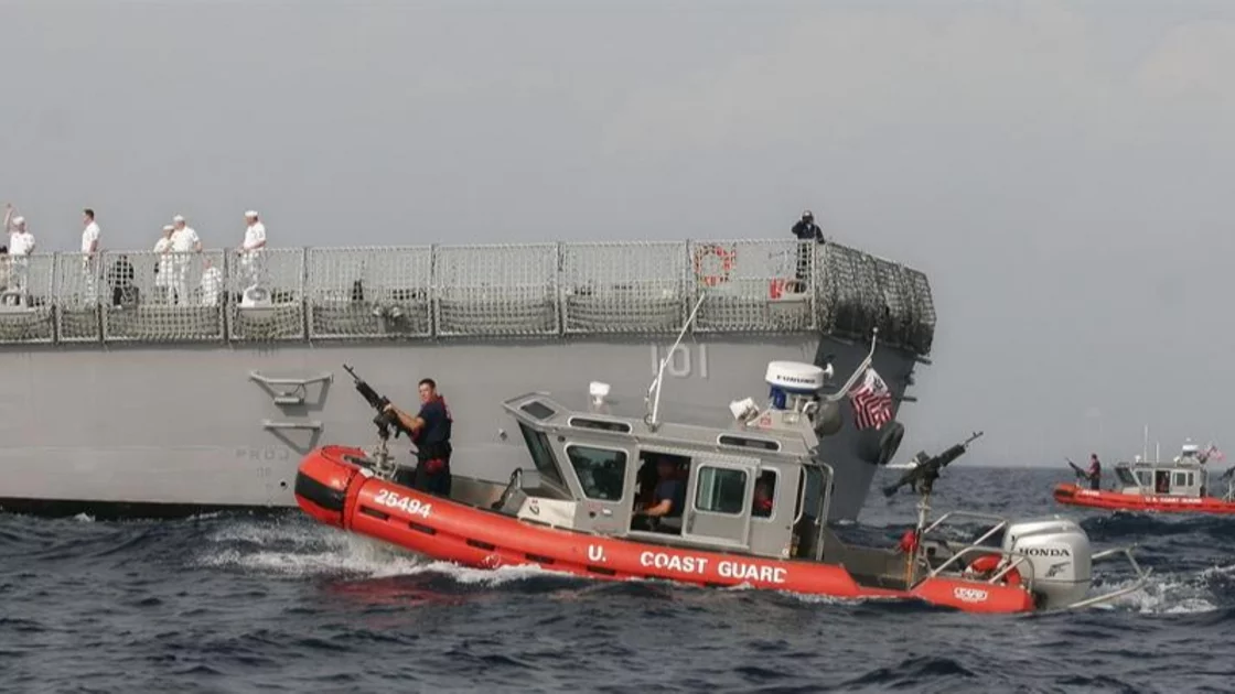 La Guardia Costera de EE.UU. haya posibles "restos humanos" entre los escombros del Titan