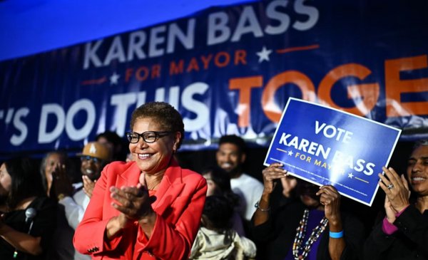 Bass avanza a segunda vuelta mientras California espera resultados de primarias a gobernador
