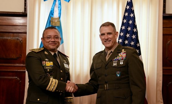 Jefe del Comando Sur visita Guatemala para fortalecer lucha contra el narcoterrorismo
