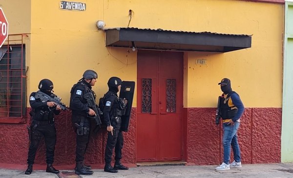 Operativo aéreo y terrestre: 27 allanamientos cont