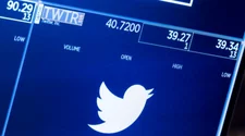 Una pantalla muestra el logotipo de Twitter en el piso de la Bolsa de Valores de Nueva York, en una fotografía de archivo. Foto EFE