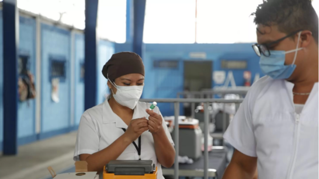 Salud mantiene abiertos más de mil puestos de vacunación en todo el país. (Foto: DCA)
