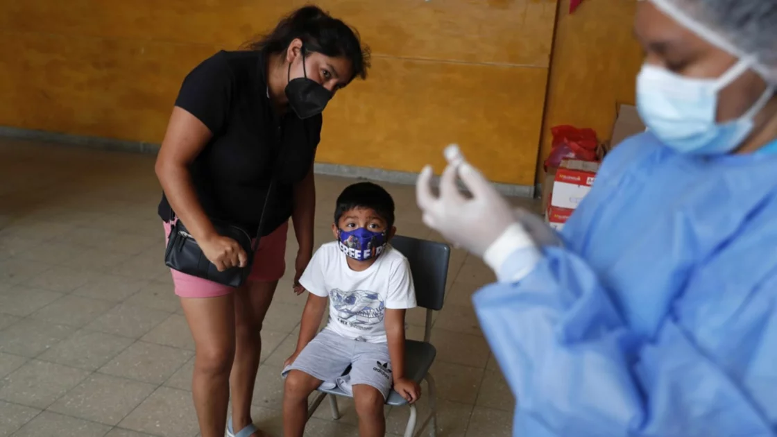 En Guatemala hay disponibles vacunas Moderna para inmunizar a menores de 6 a 11 años de edad. (Foto: Efe)