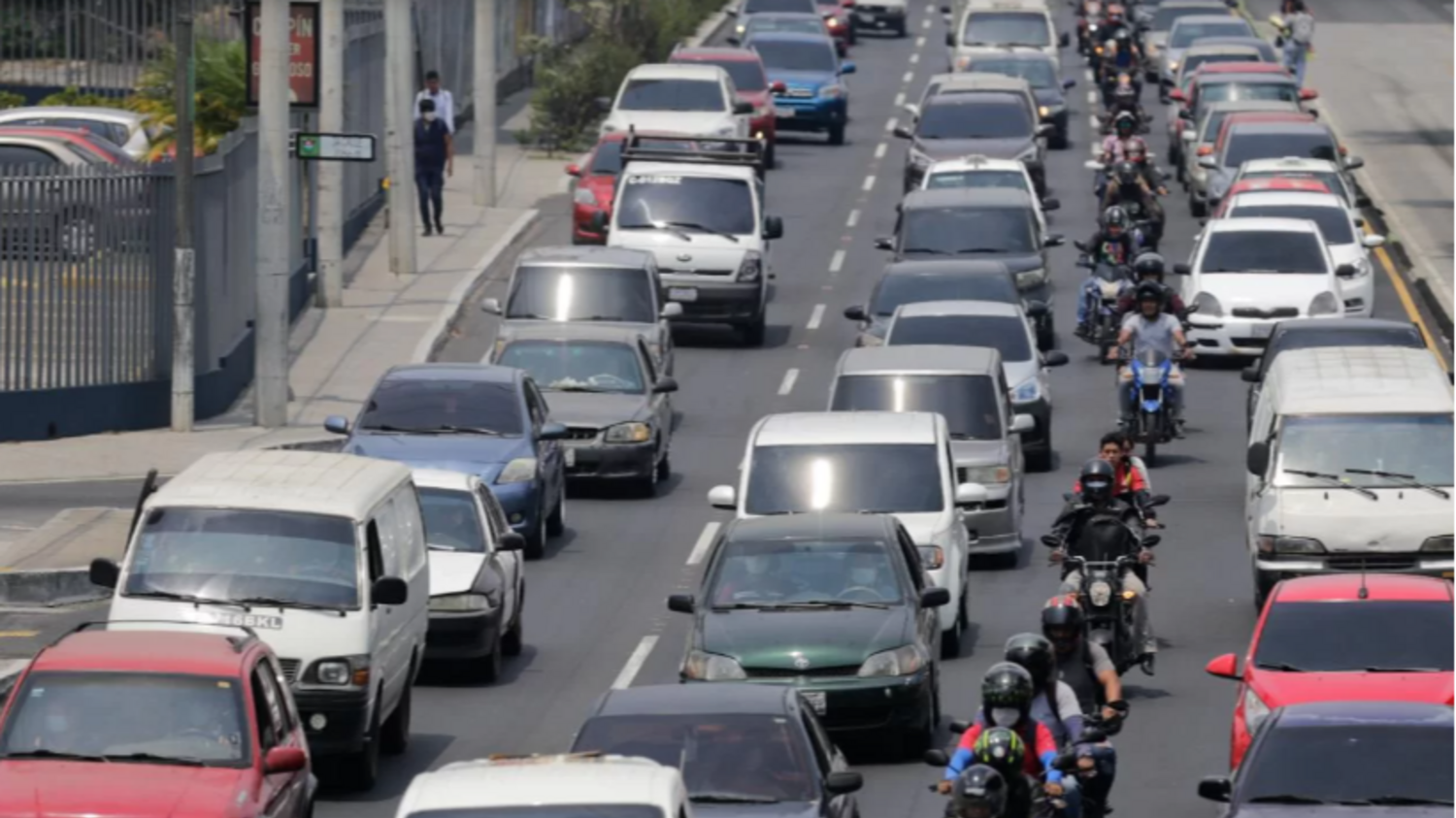 La iniciativa de ley busca que el pago de la calcomanía sea más rápido, pero sin abuso de las municipalidades. (Foto: DCA)