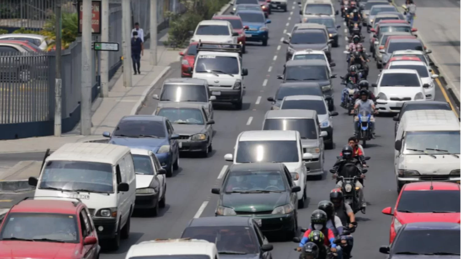 La iniciativa de ley busca que el pago de la calcomanía sea más rápido, pero sin abuso de las municipalidades. (Foto: DCA)