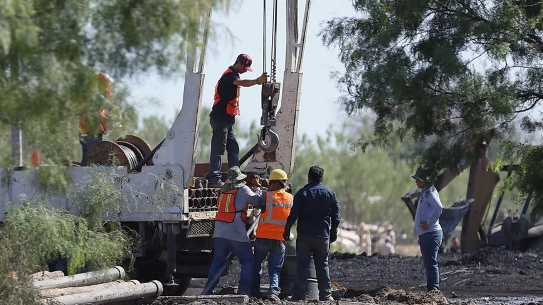 Varios mineros y personal de emergencias trabajan en la zona donde se encuentran 10 mineros atrapados, el 11 de agosto de 2022, en el municipio de Sabinas en Coahuila (México). Foto: EFE.