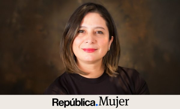 IA con rostro femenino