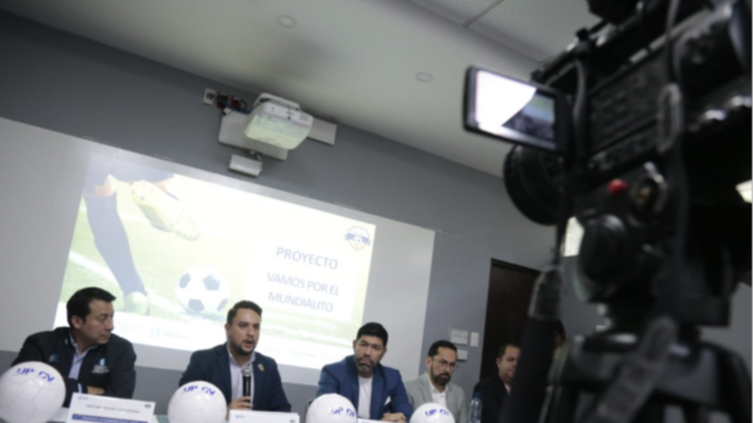 El campeonato de fútbol para prevenir la violencia lleva el nombre del partido oficial. El campeonato de fútbol para prevenir la violencia lleva el nombre del partido oficial.
