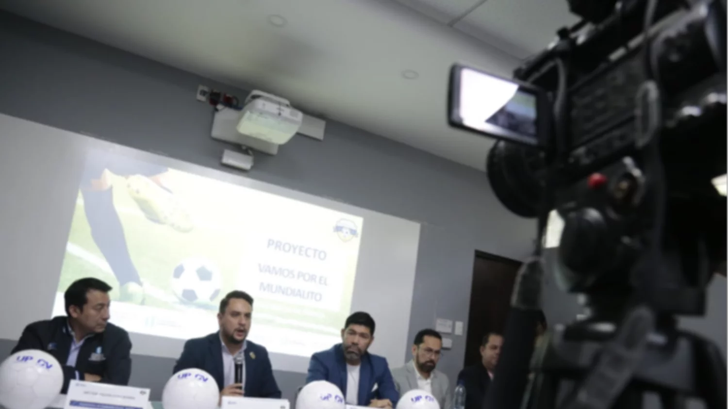 El campeonato de fútbol para prevenir la violencia lleva el nombre del partido oficial. El campeonato de fútbol para prevenir la violencia lleva el nombre del partido oficial.