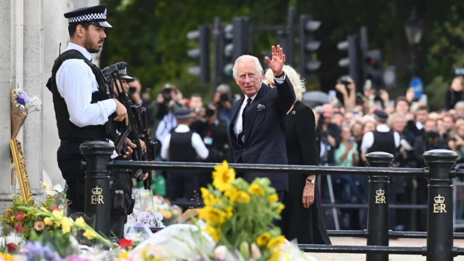 La primera proclamación pública tendrá lugar desde el balcón de Friar Court del St James's Palace en Londres a las 11:00 horas de Londres. La primera proclamación pública tendrá lugar desde el balcón de Friar Court del St James's Palace en Londres a las 11:00 horas de Londres.