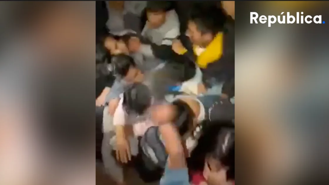 Varias personas quedaron atrapadas en una avalancha humana que dejó 9 personas fallecidas y más de 20 heridos según información preliminar.