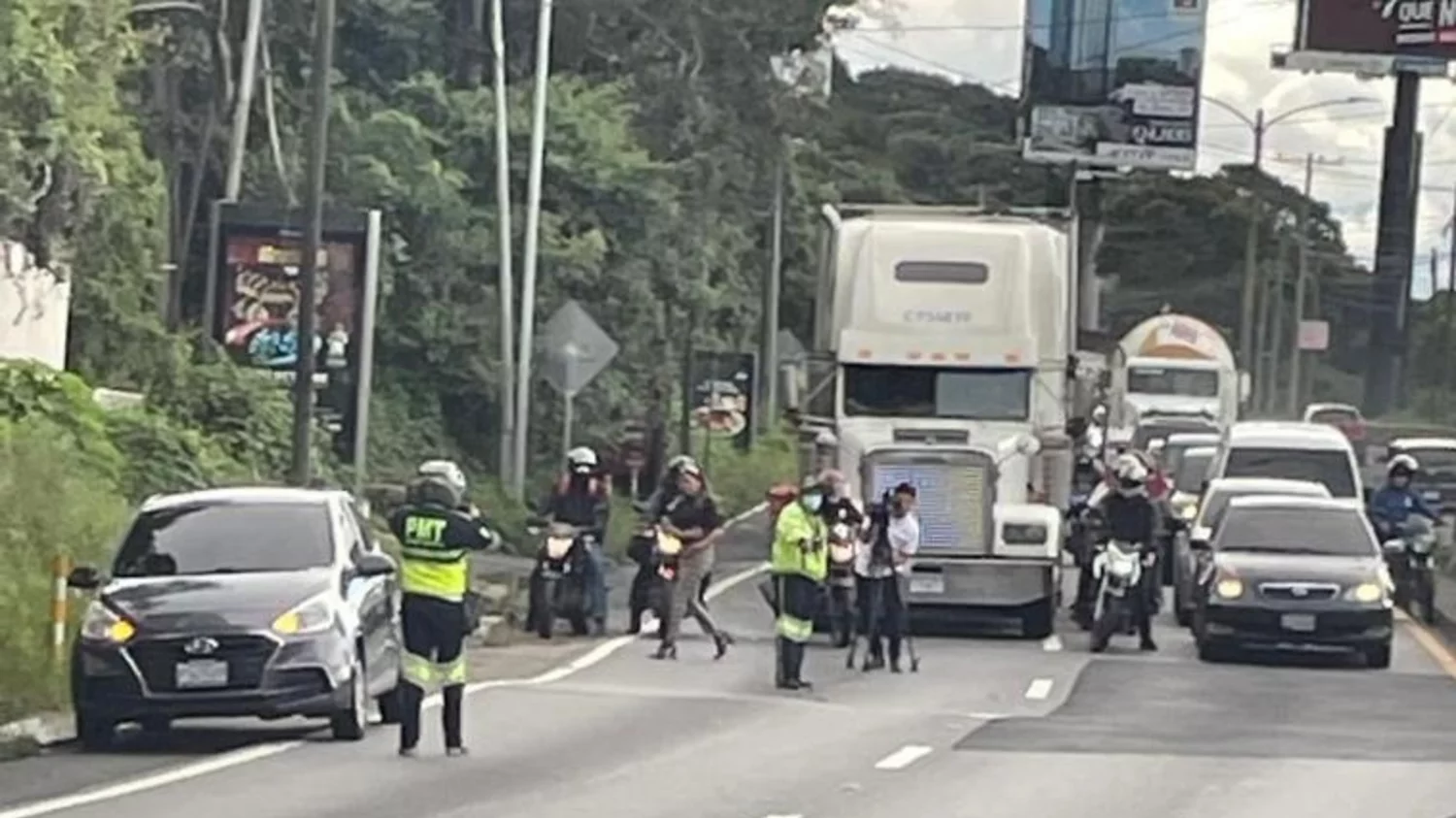 El transporte pesado quedó restringido en el kilómetro 11.5 carretera a El Salvador por grietas en esa ruta. (Foto: Redes sociales)