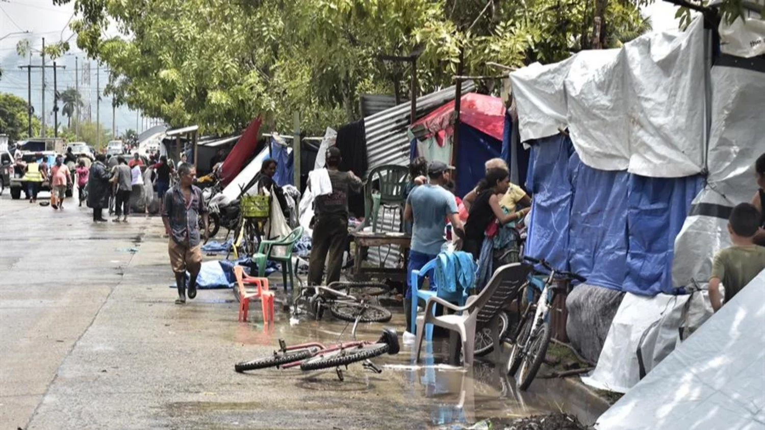Varias personas permanecen en carpas improvisadas tras evacuar sus viviendas ante la alerta de fuertes lluvias, hoy, en San Pedro Sula (Honduras). Foto: EFE. Varias personas permanecen en carpas improvisadas tras evacuar sus viviendas ante la alerta de fuertes lluvias, hoy, en San Pedro Sula (Honduras). Foto: EFE.