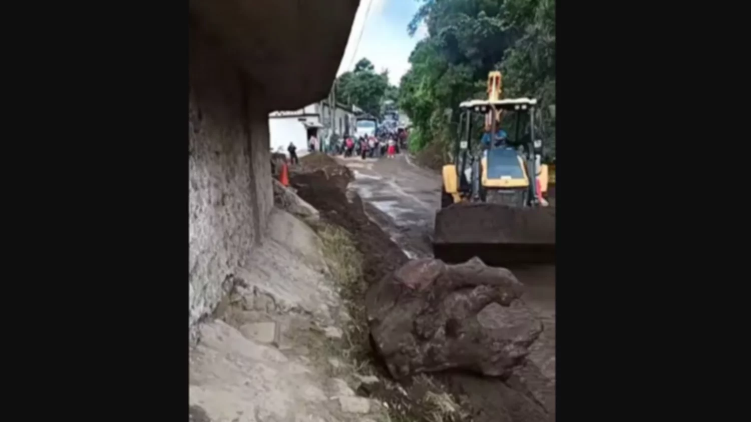 Incidente en el kilómetro 65 de Sacapéquez. Foto: Conred. Incidente en el kilómetro 65 de Sacapéquez. Foto: Conred.