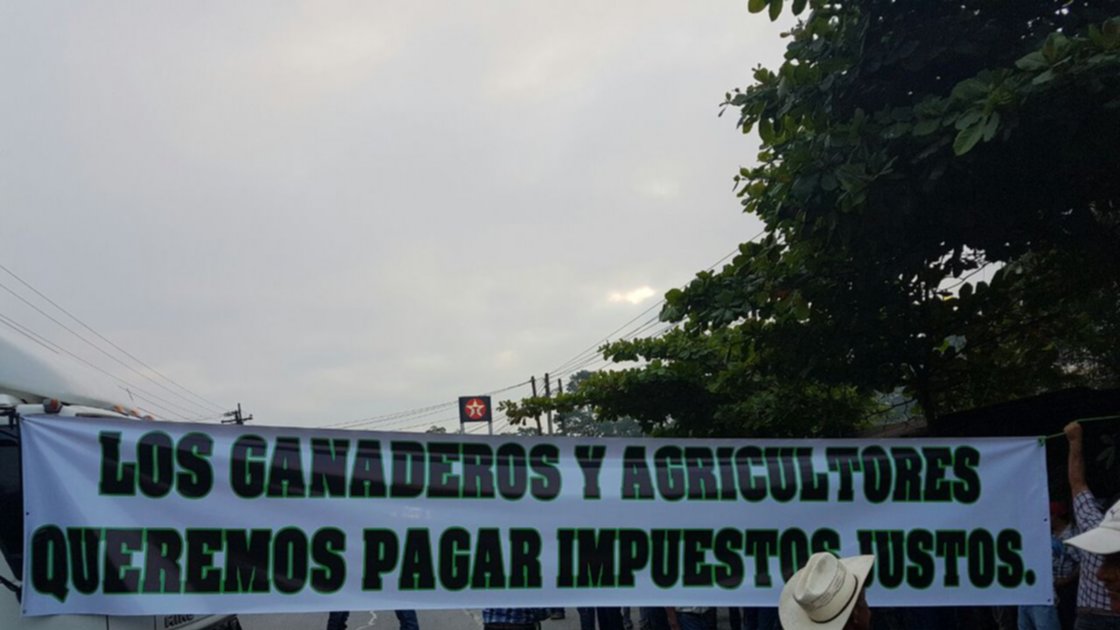 Ganaderos bloquean carreteras