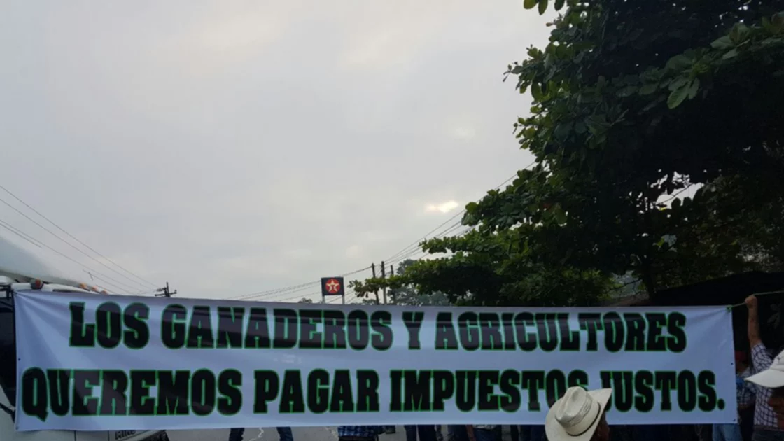 Ganaderos bloquean carreteras
