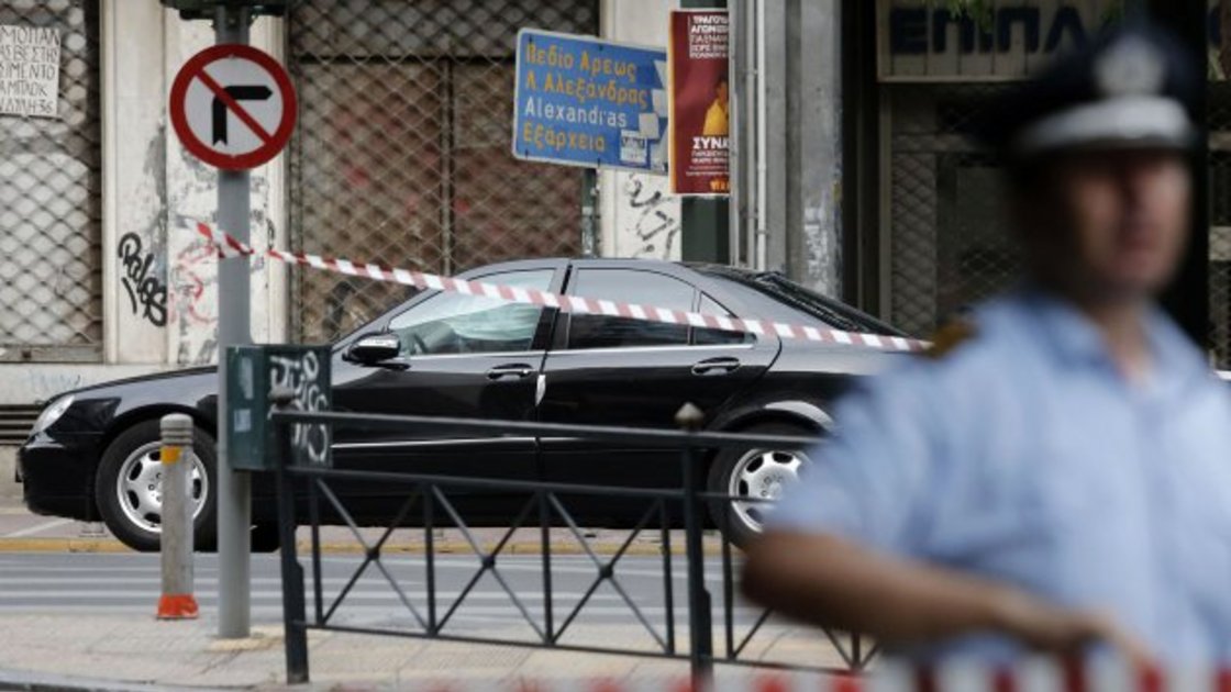 Ex primer ministro griego herido por explosión