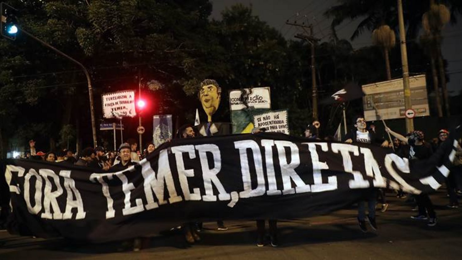 Manifestantes queman ministerios en Brasil Manifestantes queman ministerios en Brasil