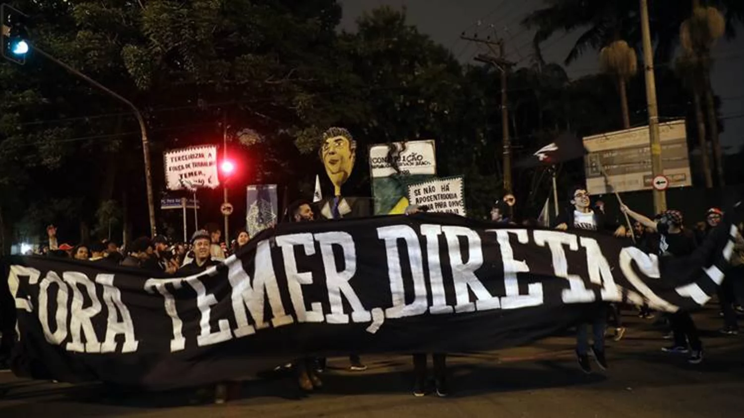 Manifestantes queman ministerios en Brasil Manifestantes queman ministerios en Brasil