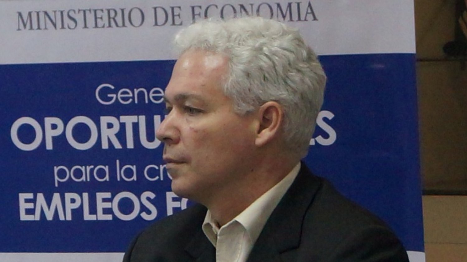 Exviceministro Enrique Lacs da detalles de su salida