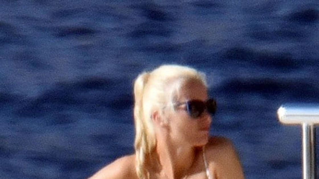 A los 47 años, Claudia Schiffer aún la hace