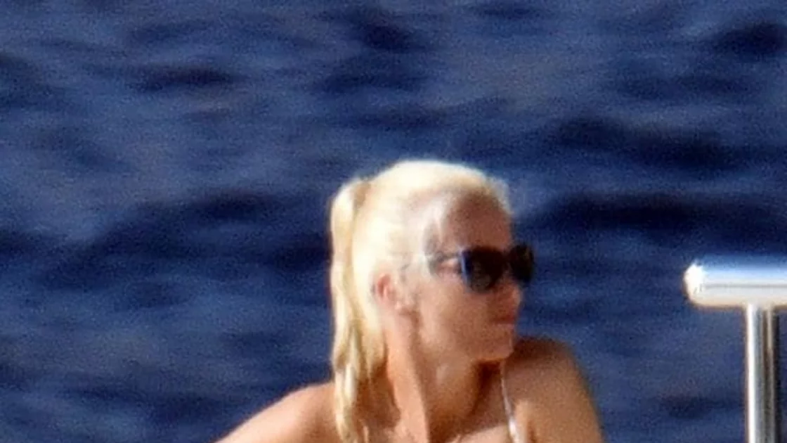 A los 47 años, Claudia Schiffer aún la hace