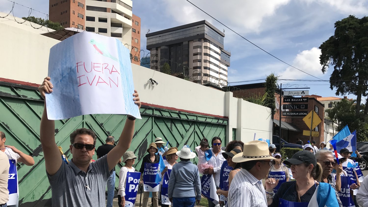 Grupo de manifestantes grita frente a la sede de la CICIG