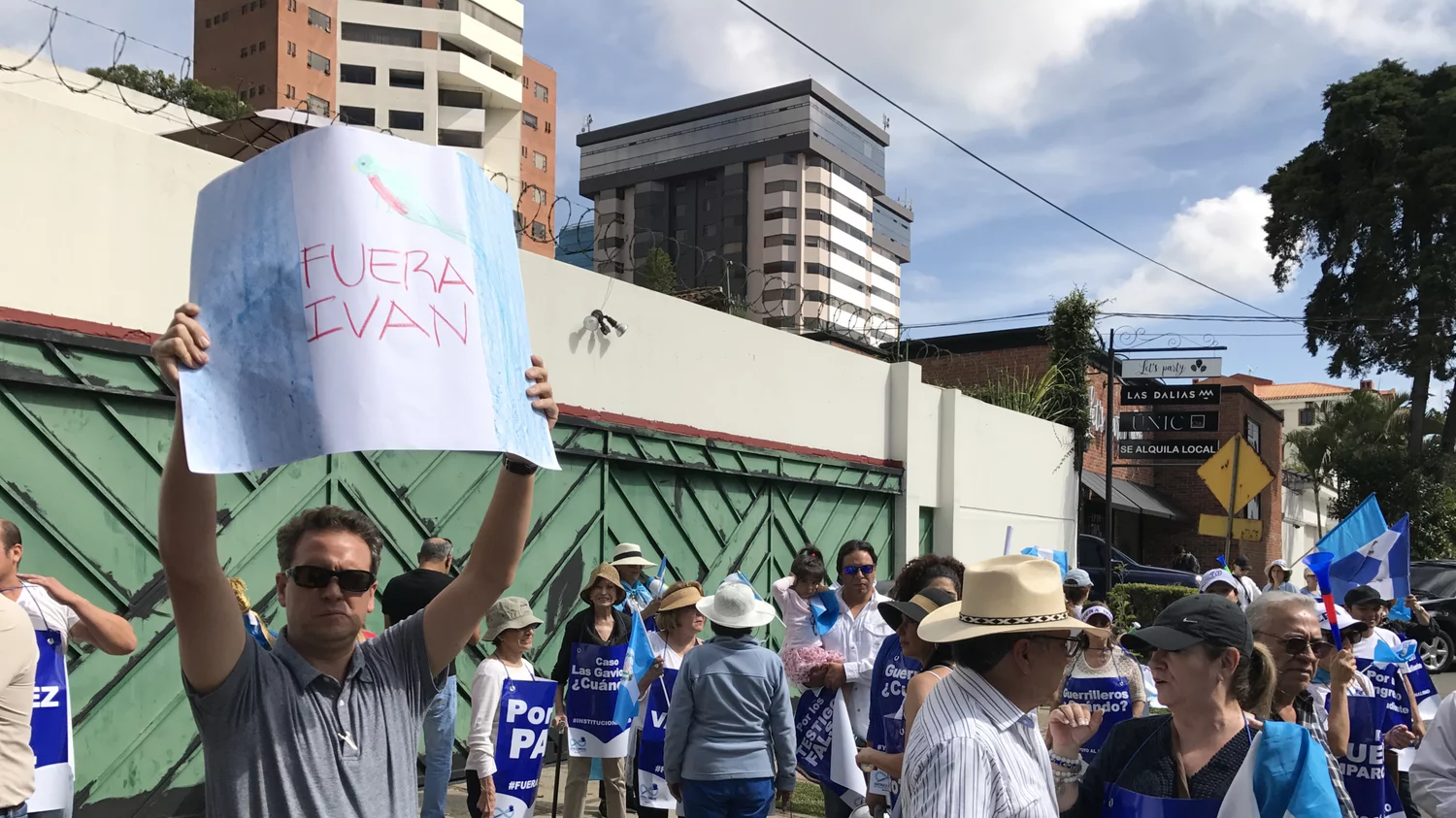 Grupo de manifestantes grita frente a la sede de la CICIG