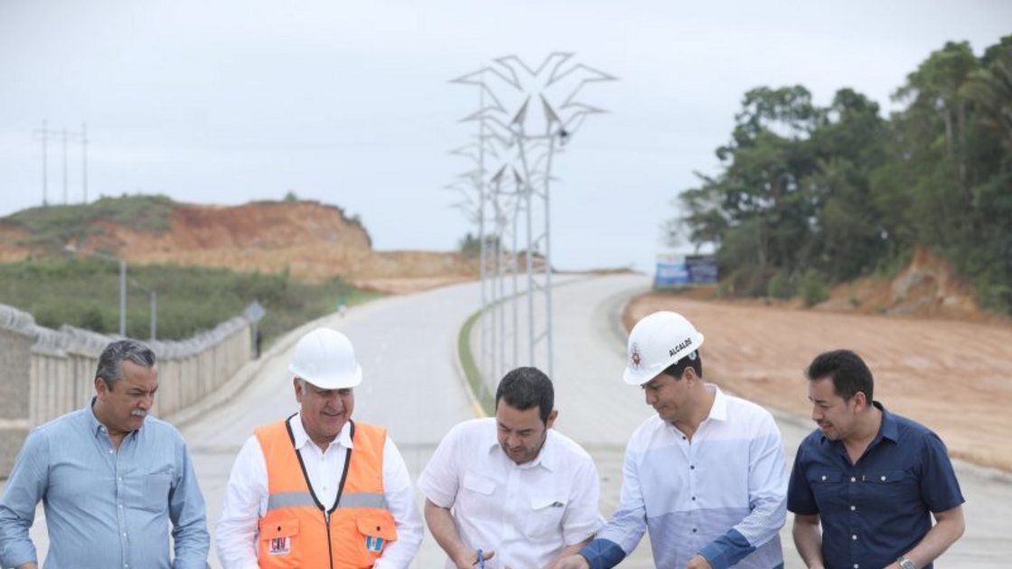 Presidente y CIV inauguran dos tramos viales en Izabal