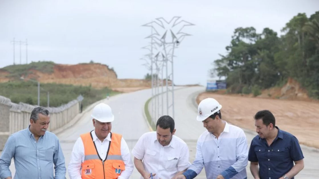 Presidente y CIV inauguran dos tramos viales en Izabal