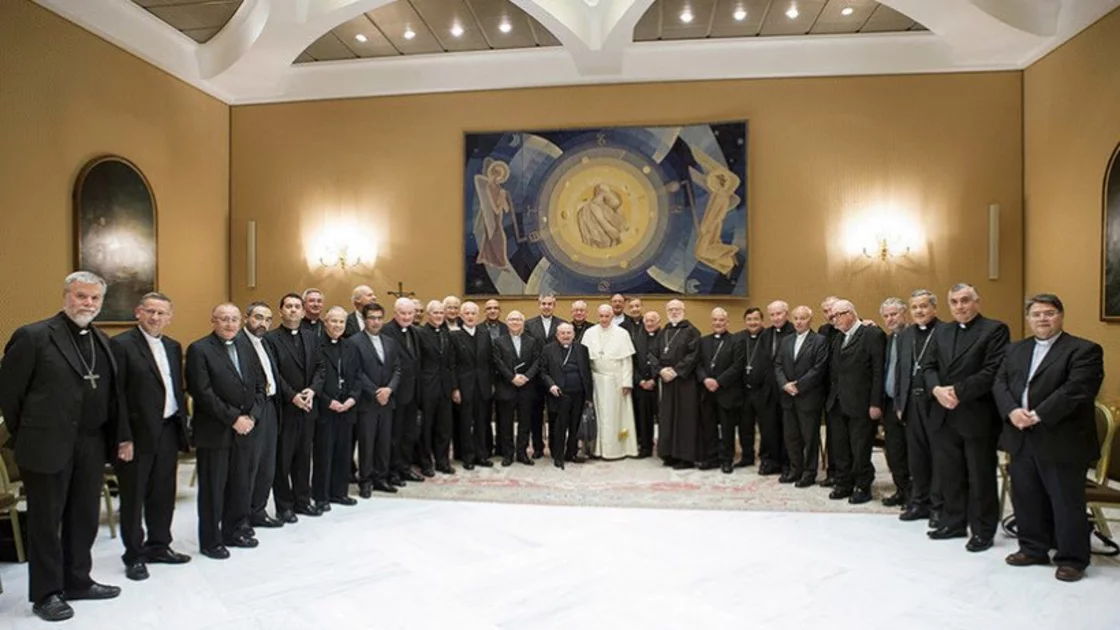 Renuncian todos los obispos chilenos a solicitud del papa Francisco