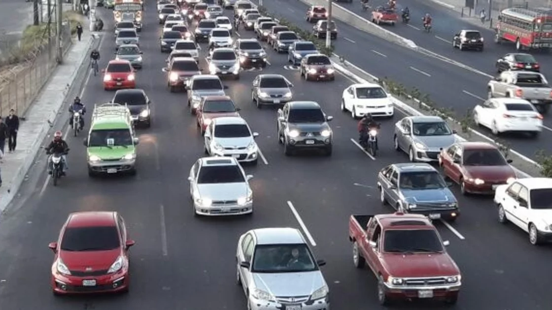La multa por no portar la calcomanía