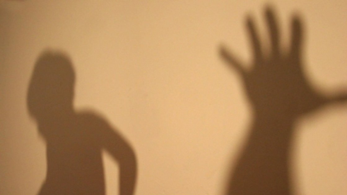Mensajes de texto delataron a un sacerdote que violó a una menor