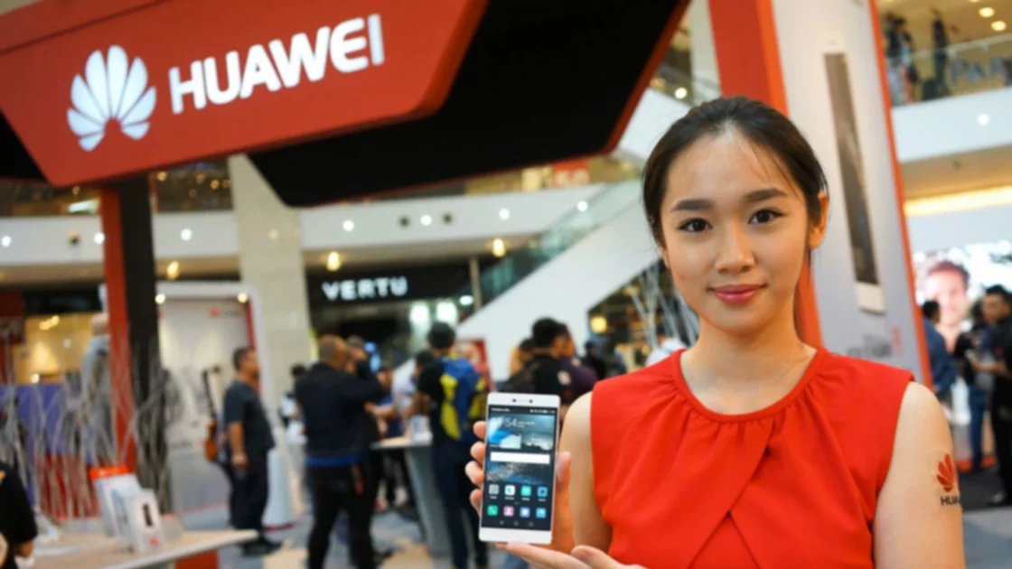 Castigan a tuitero de Huawei por usar iPhone