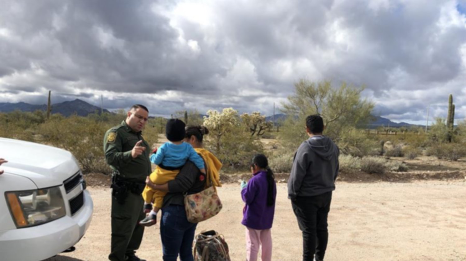 Familias superan el 50% de los migrantes detenidos en frontera de EE.UU.