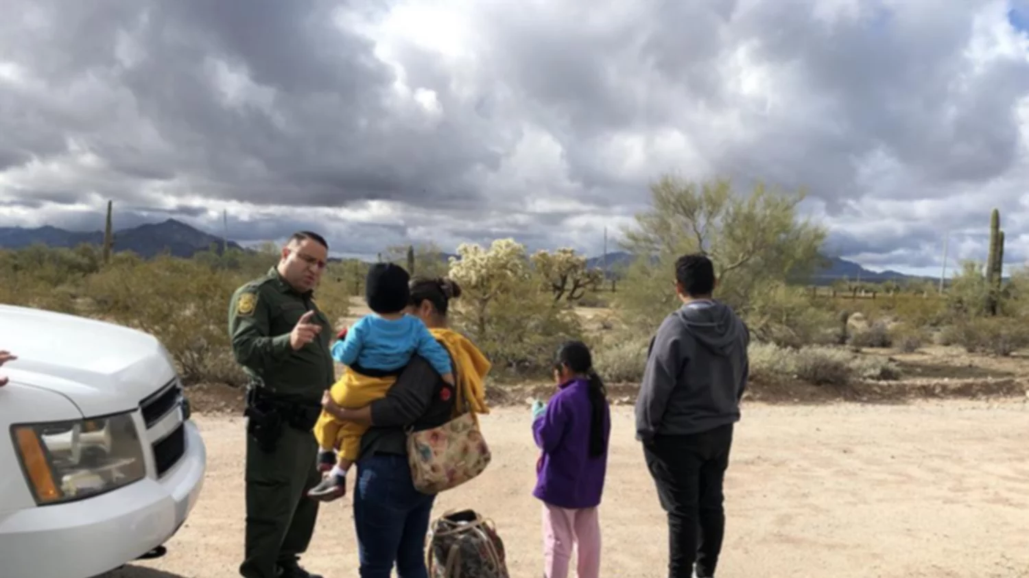 Familias superan el 50% de los migrantes detenidos en frontera de EE.UU.