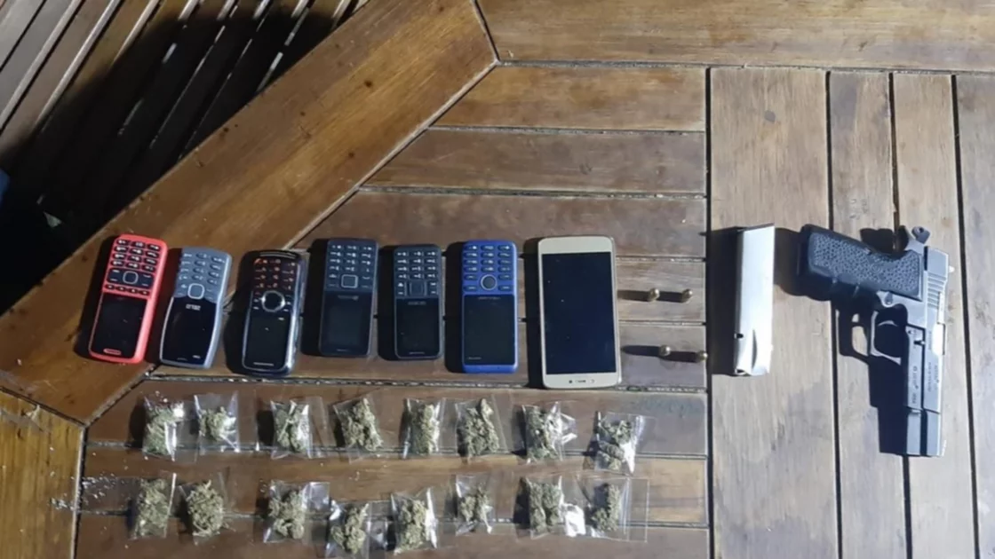 Dos menores remitidos por trasladar siete celulares y armas de fuego