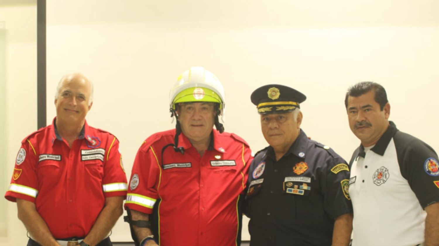 Giammattei se reúne con bomberos y ofrece un 911 para emergencias Giammattei se reúne con bomberos y ofrece un 911 para emergencias