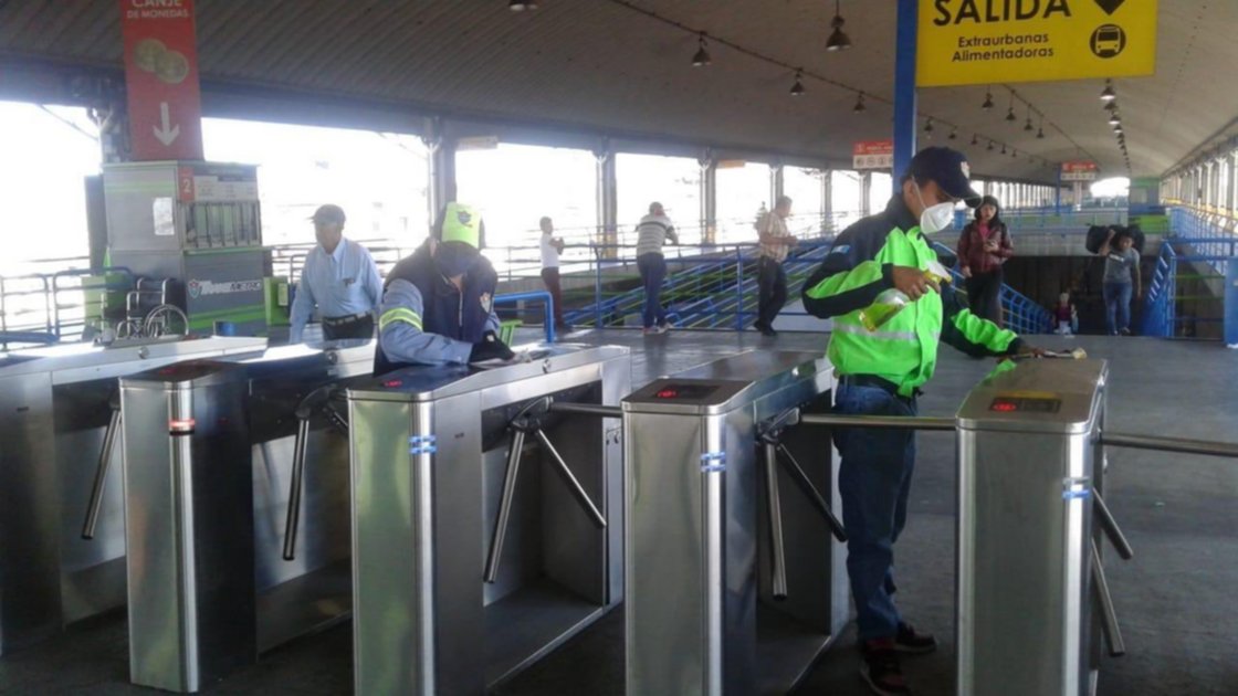 Personal de la Municipalidad desinfecta estaciones de Transmetro